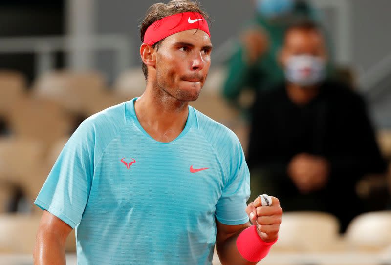 El tenista español Rafael Nadal celebra tras ganar al italiano Stefano Travaglia en el partido de tercera ronda del Abierto de Francia, Roland Garros, París