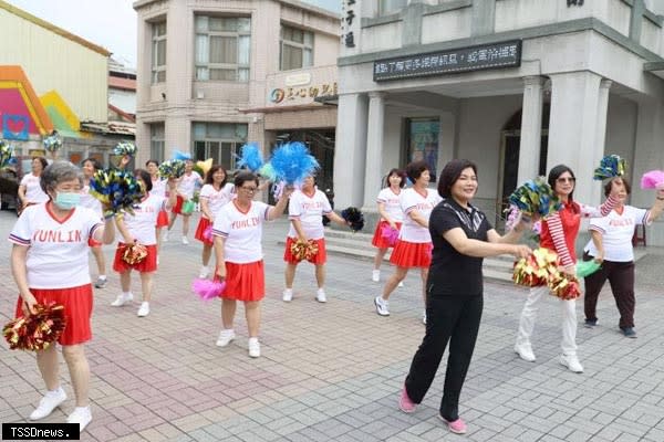 萬歲團領軍，全中運展青春活力，張縣長致敬雲林縣土風舞協會眾姊妹，刻畫人生精彩。（記者劉春生攝）