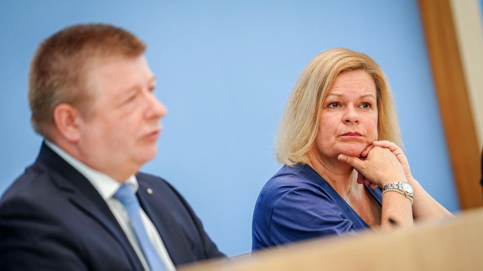 Thomas Haldenwang und Nancy Faeser. (Bild: Kay Nietfeld/dpa)