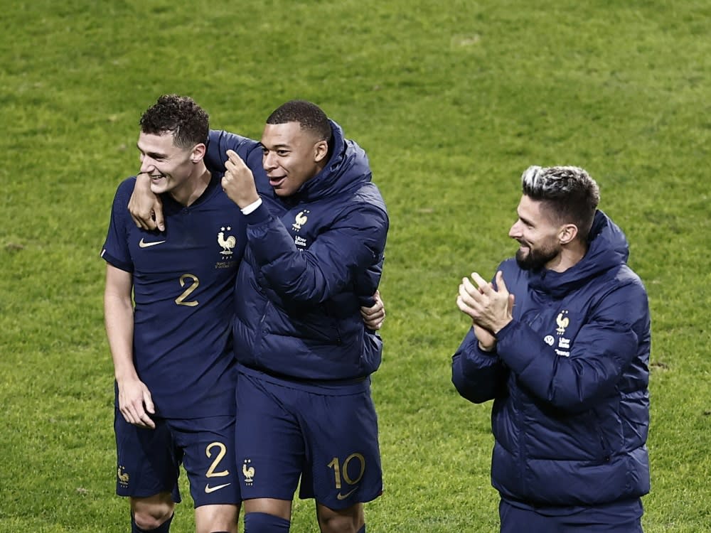 Mbappe mit Pavard (l.) und Giroud (r.) (SAMEER AL-DOUMY)