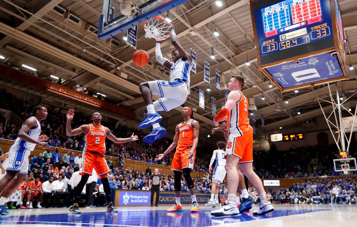 Duke’s Mark Mitchell (25) slams in two in the first half during Duke’s 86-66 victory over Syracuse at Cameron Indoor Stadium in Durham, N.C., Tuesday, Jan. 2, 2024.
