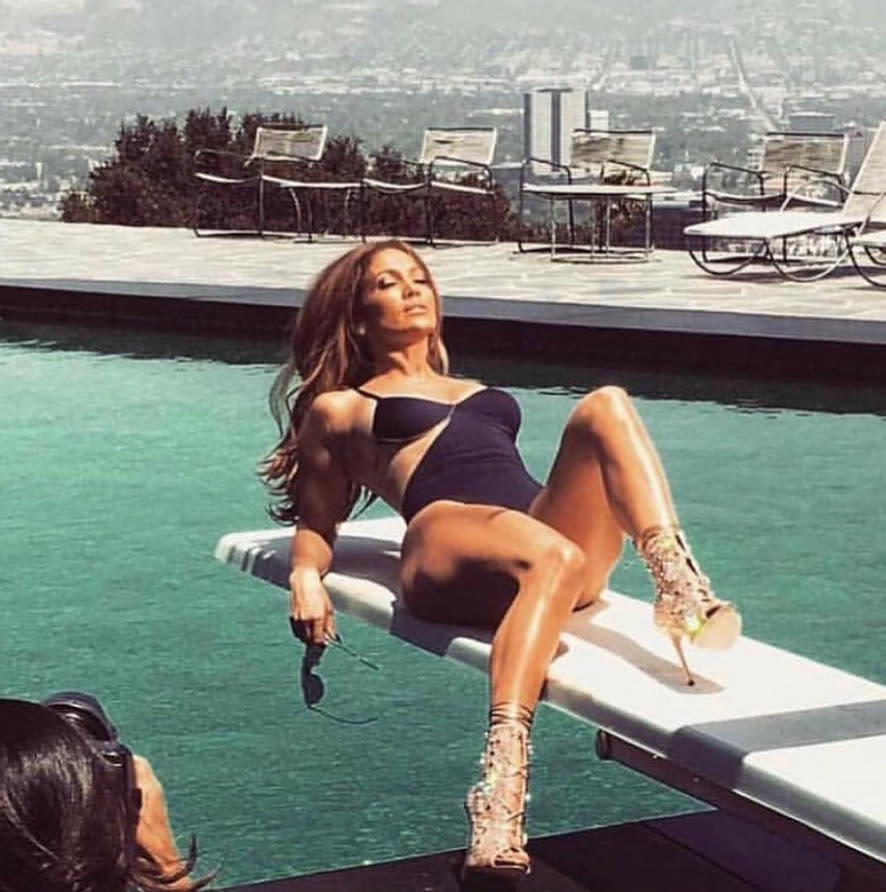 Und dabei soll es um Schuhe gehen?! Jennifer Lopez räkelte sich beim Shooting für die Zeitschrift „Harper’s Bazaar“ so sexy am Pool, dass die Designer-Heels von Zanotti völlig in Vergessenheit gerieten. (Bild: Instagram/jlo)