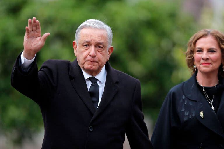 El presidente mexicano Andrés Manuel López Obrador y su esposa Beatriz Gutiérrez Muller llegan al Palacio Presidencial de La Moneda para asistir a la conmemoración del 50 aniversario de la dictadura chilena en Santiago, el 11 de septiembre de 2023. (Foto de Javier TORRES / AFP)