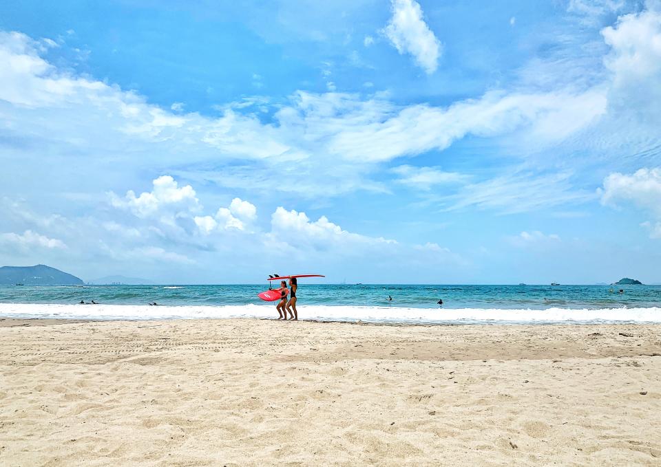 下長沙海灘比較大浪，很多人特地來衝浪。
