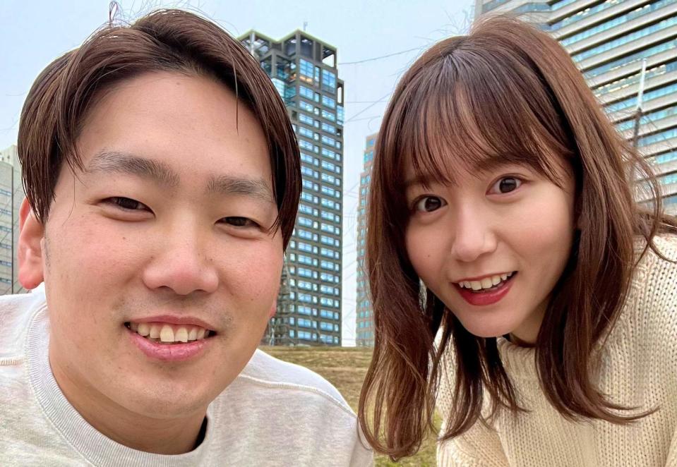 前SKE48成員大場美奈（右）宣布與日職軟銀鷹隊投手石川柊太（左）結婚。 圖／摘自官方推特