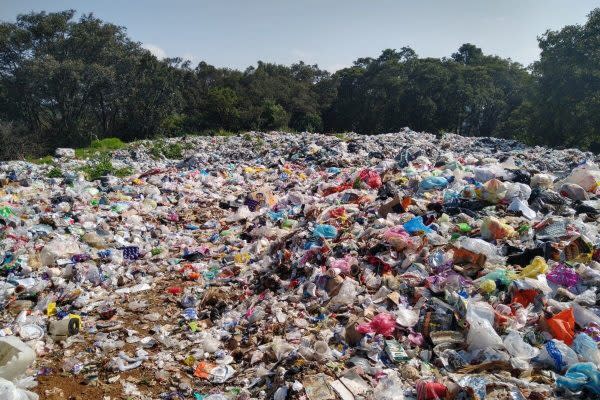 Tiradero irregular en Isidro Fabela que provoca contaminación en arroyos. (Foto: Cortesía Víctor Ávila Akerberg)