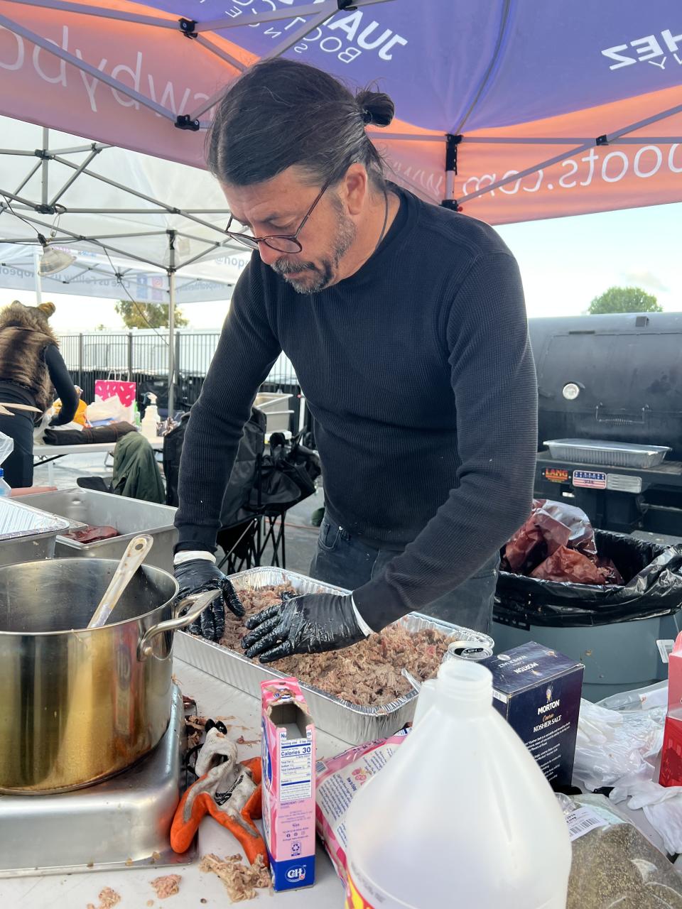 Foo Fighters rocker Dave Grohl prepares and serves barbecue at a Los Angeles shelter. (Photo: Hope the Mission)