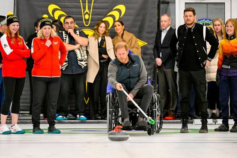 El príncipe Harry se animó a jugar al curling en silla de ruedas