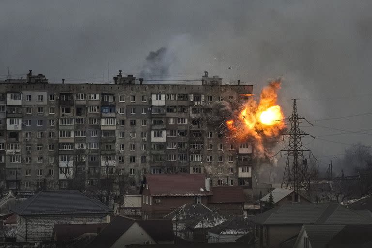 El 11 de marzo de 2022, un tanque ruso disparó contra un edificio en el número 110 de la calle Mytropolytska en Mariúpol, Ucrania