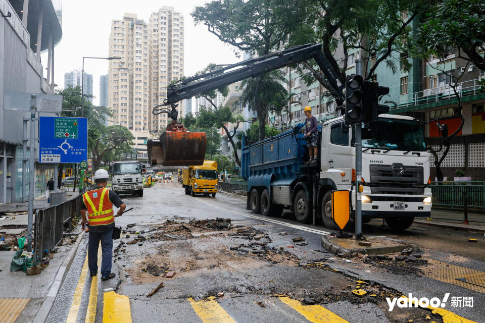 受暴雨影響，柴灣環翠道一帶路面混亂，有工人到場清理。