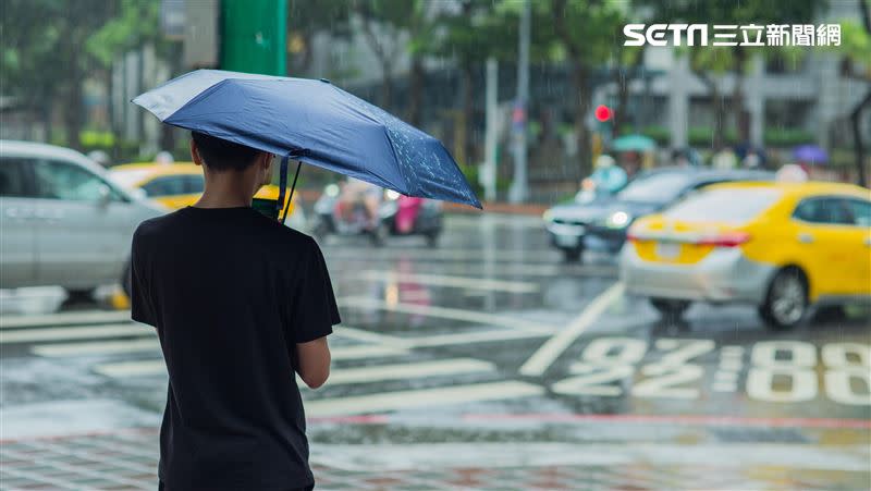 吳德榮指出，下週三至週五季風低壓的水氣減少，北台灣平地天氣趨緩。(示意圖／記者陳弋攝影)