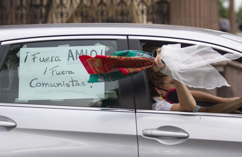 MONTERREY, NUEVO LEÃN, 30MAYO2020.- Cientos de automovilistas realizaron una caravana por las principales calles del centro de Monterrey para manifestarse contra Andrés Manuel López Obrador. El contingente fue organizado por el Frente Nacional Anti AMLO (FRENA). FOTO: GABRIELA PÉREZ MONTIEL / CUARTOSCURO.COM