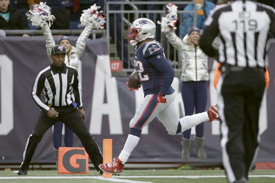 Rumble, big man, rumble: New England Patriots' linebacker'fullback Elandon Roberts scores a 38-yard touchdown catch. (AP/Elise Amendola)