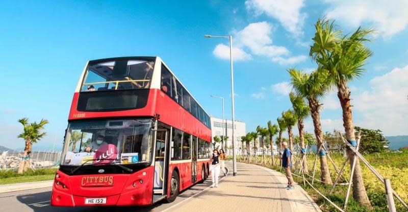 香港旅遊業者推出「巴士睡覺團」，希望解決現代人失眠問題。（翻攝自「ulu travel」網站）