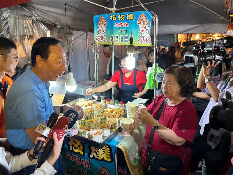 郭台銘逛饒河夜市。(圖/讀者提供)