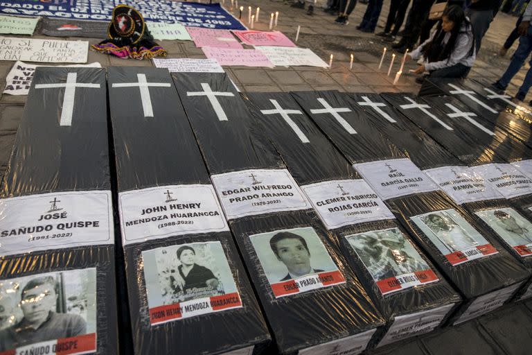 Campesinos serranos, miembros de una asociación de familiares de víctimas del terrorismo, participan en una vigilia con velas en la ciudad andina de Ayacucho, Perú, el 11 de enero de 2023, en memoria de las víctimas de la violencia durante las protestas de más de un mes de duración