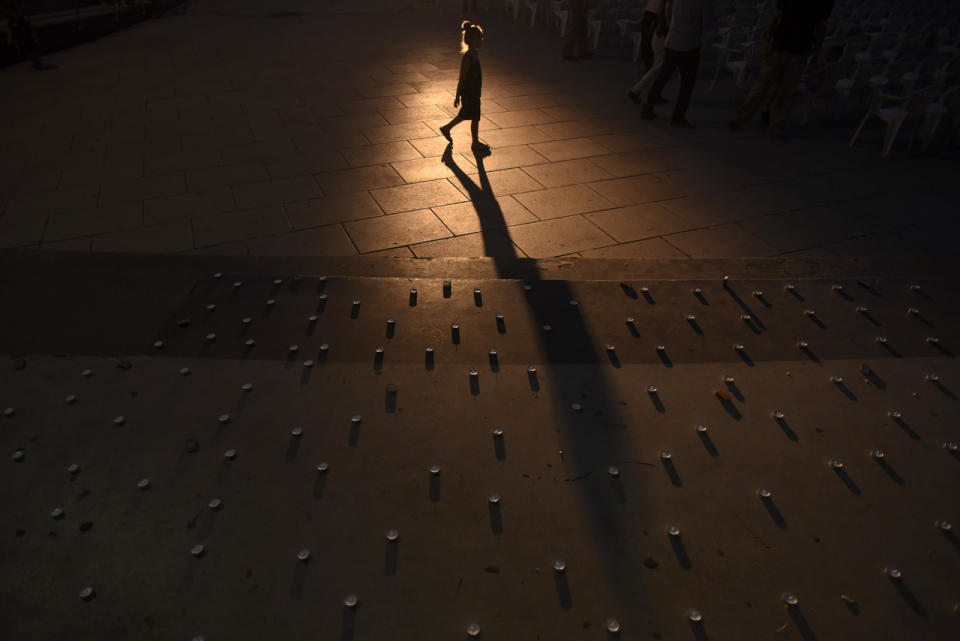 <p>A Kosovo Albanian girl walks past candles in the city square as they pay respect to the victims of the shooting spree in Munich, in Pristina, Kosovo July 24, 2016. (Photo: PETRIT PRENAJ/EPA)</p>