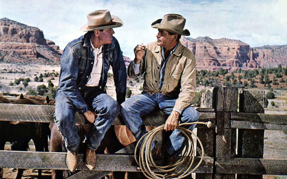 14. Wollte man das Idealbild des amerikanischen Cowboys in Bronze gießen, gäbe er ein passendes Modell ab: Glenn Ford (rechts, mit Henry Fonda) bestritt keinen kleinen Teil seiner 50 Jahre währenden Karriere zu Pferde - mit Haltung und erfrischendem Humor. Schlüssel-Western: "Zähl bis drei und bete" (1953), "Nebraska" (1965). (Bild: Getty Images / United Archives)