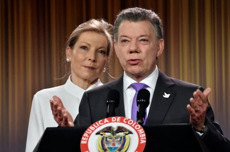 Colombian President Juan Manuel Santos delivers a speech at the presidential palace in Bogota next to his wife Maria Clemencia Rodriguez, after winning the Nobel Peace Prize 2016 on October 7, 2016