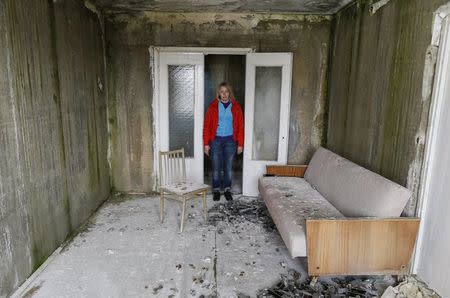 Elena Kupriyanova, 42, poses for a photograph in her flat which was evacuated after an explosion at the Chernobyl nuclear power plant, in the ghost town of Pripyat, Ukraine April 5, 2016.REUTERS/Gleb Garanich