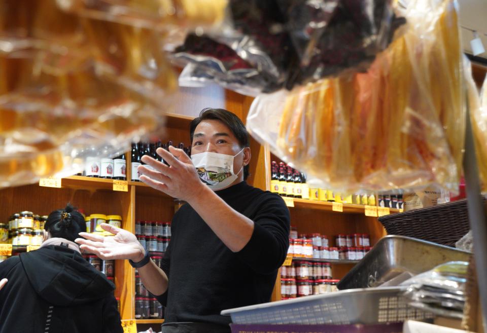 除了醬料，大孖還有售一些豆製品，鄒生說街坊有需求就入貨。