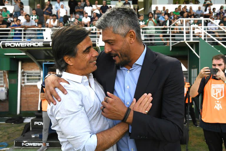 El saludo entre Sanguinetti y Machuca, dos entrenadores que continúan de la temporada pasada