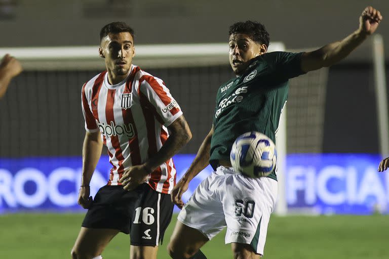 El uruguayo Méndez, pieza de recambio que le ofreció goles a Estudiantes, frente a Guilherme; el León vuelve a rugir