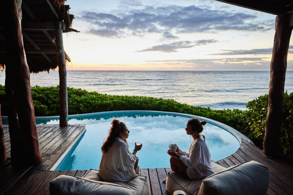 Einfach mal abschalten, wo es warm ist - für viele im Urlaub unerlässlich. Wenn man dann noch ein Schnäppchen macht, freut es Urlauber umso mehr. - Copyright: Thomas Barwick/ Gettyimages