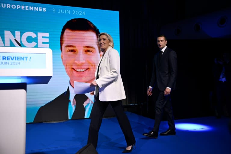 La líder del partido de extrema derecha francés Agrupación Nacional, Marine Le Pen, y su presidente, Jordan Bardella, se disponen a valorar los resultados de las elecciones europeas, el 9 de junio de 2024 en París (Julien de Rosa)