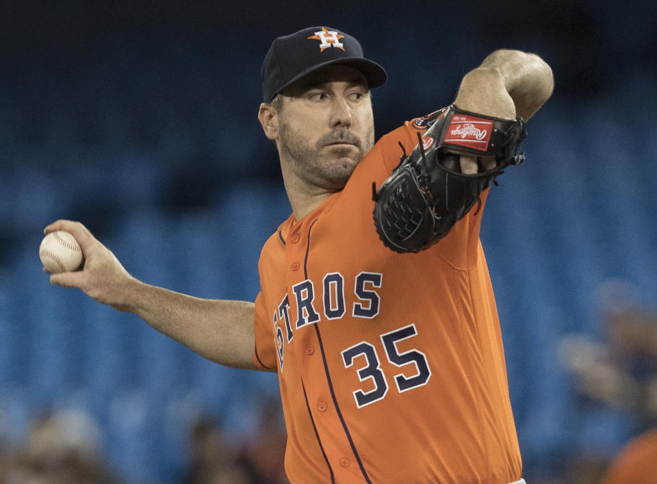 El abridor Justin Verlander, de los Astros de Houston, lanza frente a los Azulejos de Toronto en el primer inning del partido del domingo 1 de septiembre de 2019, en Toronto. (Fred Thornhill/The Canadian Press vía AP)