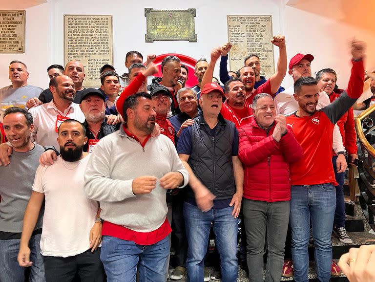 El festejo de Fabián Doman y todo su equipo dentro de la sede de Independiente
