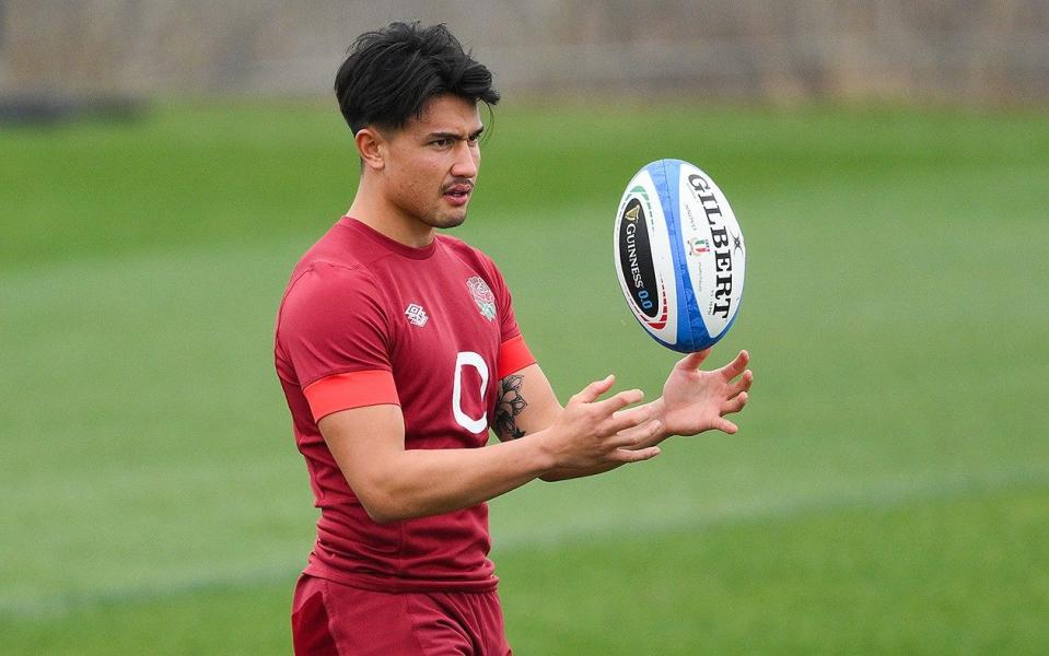 Marcus Smith throws a rugby ball in training