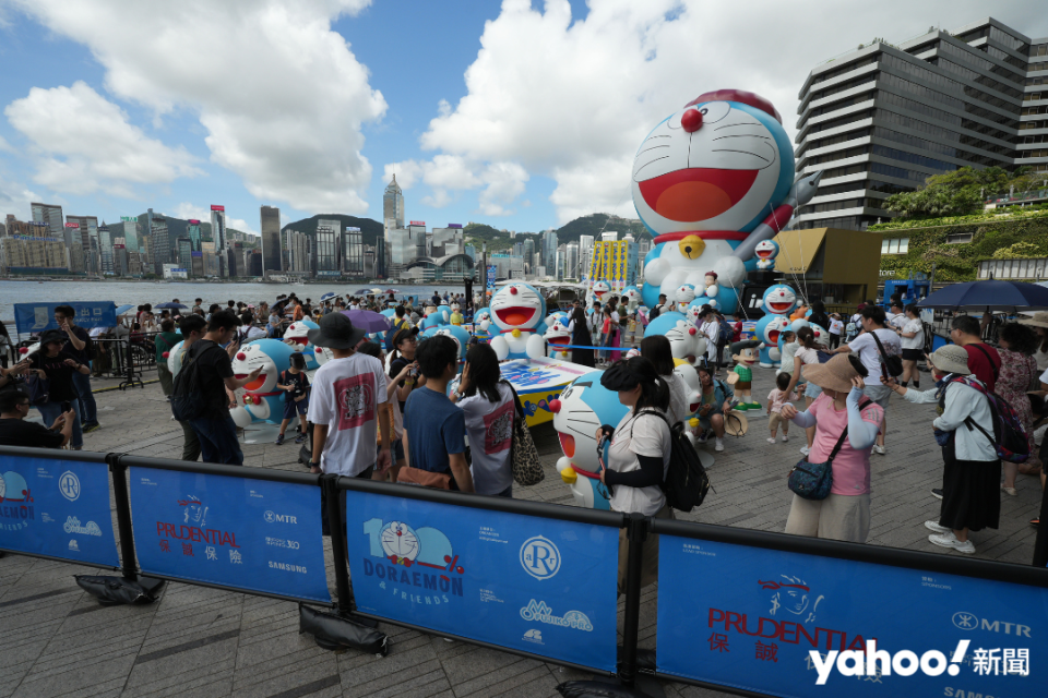 今日天氣晴朗，多啦A夢向維港相映成趣