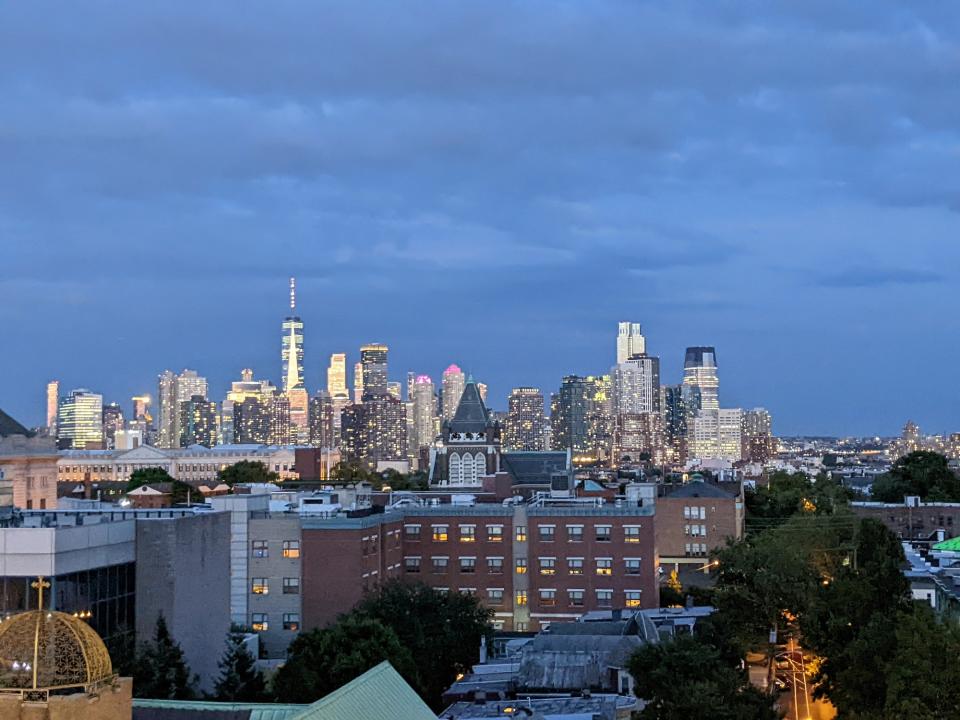 <p>A nighttime picture from the Pixel 6a, featuring a closeup of the downtown Manhattan skyline in the distance.</p>
