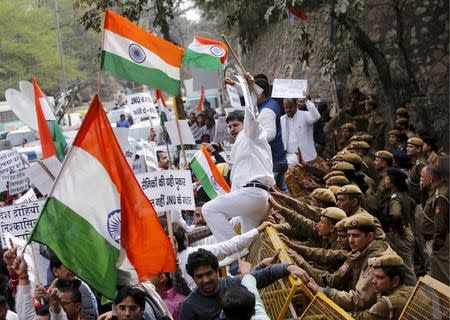 Police stop demonstrators during a protest against the students of Jawaharlal Nehru University (JNU) outside the university campus in New Delhi, India, February 15, 2016. REUTERS/Anindito Mukherjee