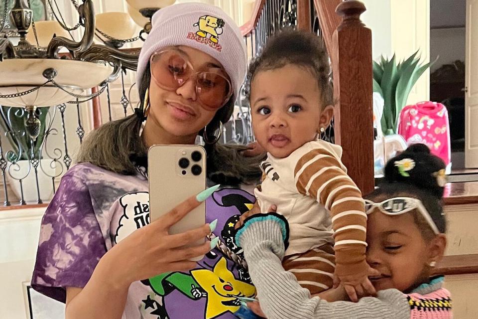 Cardi B se toma una dulce selfie en el espejo con Son Wave y su hija ...