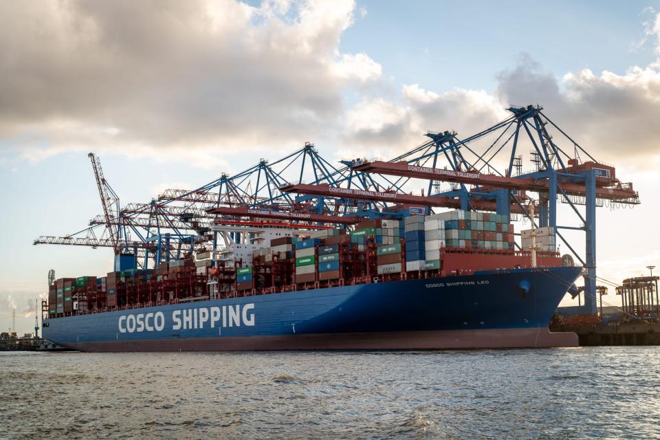 Das chinesische Staatsunternehmen Cosco beteiligt sich an einem Container-Terminal am Hamburger Hafen. Dessen Geschäftsführer verlässt nun das Unternehmen. - Copyright: Picture Alliance