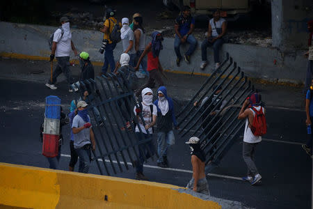 Demonstrators build barricades during a rally against Venezuela's President Nicolas Maduro in Caracas. REUTERS/Carlos Garcia Rawlins