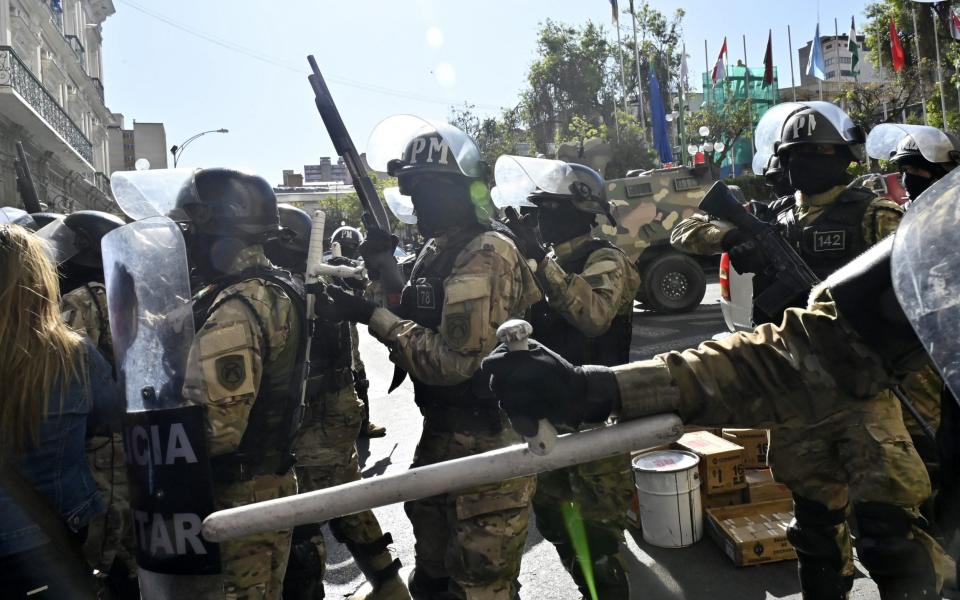 Military troops at the Plaza de Armas in La Paz