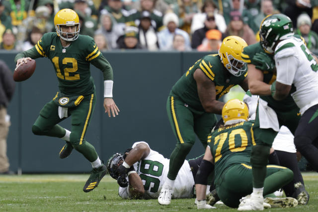 East Rutherford, New Jersey, USA. 23rd Dec, 2018. New York Jets cornerback  Darryl Roberts (27) looks to make a tackle on Green Bay Packers wide  receiver Equanimeous St. Brown (19) and is