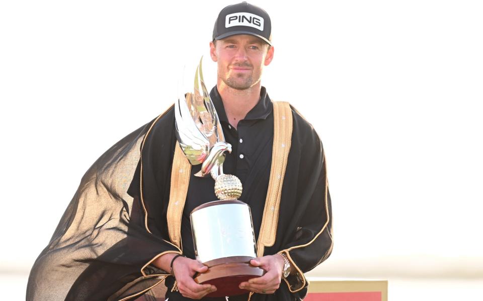 Pérez con el trofeo del Campeonato de Abu Dabi - Ross Kinnaird/GETTY