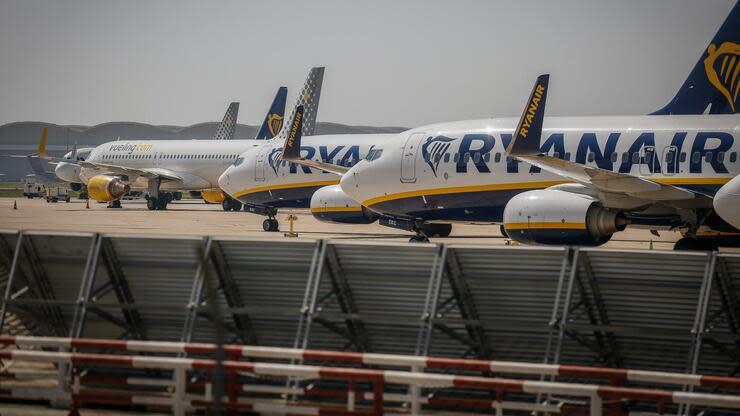 ARCHIV - 18.05.2020, Spanien, Sevilla: Ryanair-Maschinen sind auf dem Flughafen von Sevilla geparkt. Europas größter Billigflieger Ryanair fährt sein Flugangebot wegen steigender Corona-Infektionszahlen in Spanien und anderen Ländern wieder zurück. Foto: María José López/EUROPA PRESS/dpa +++ dpa-Bildfunk +++ Foto: dpa