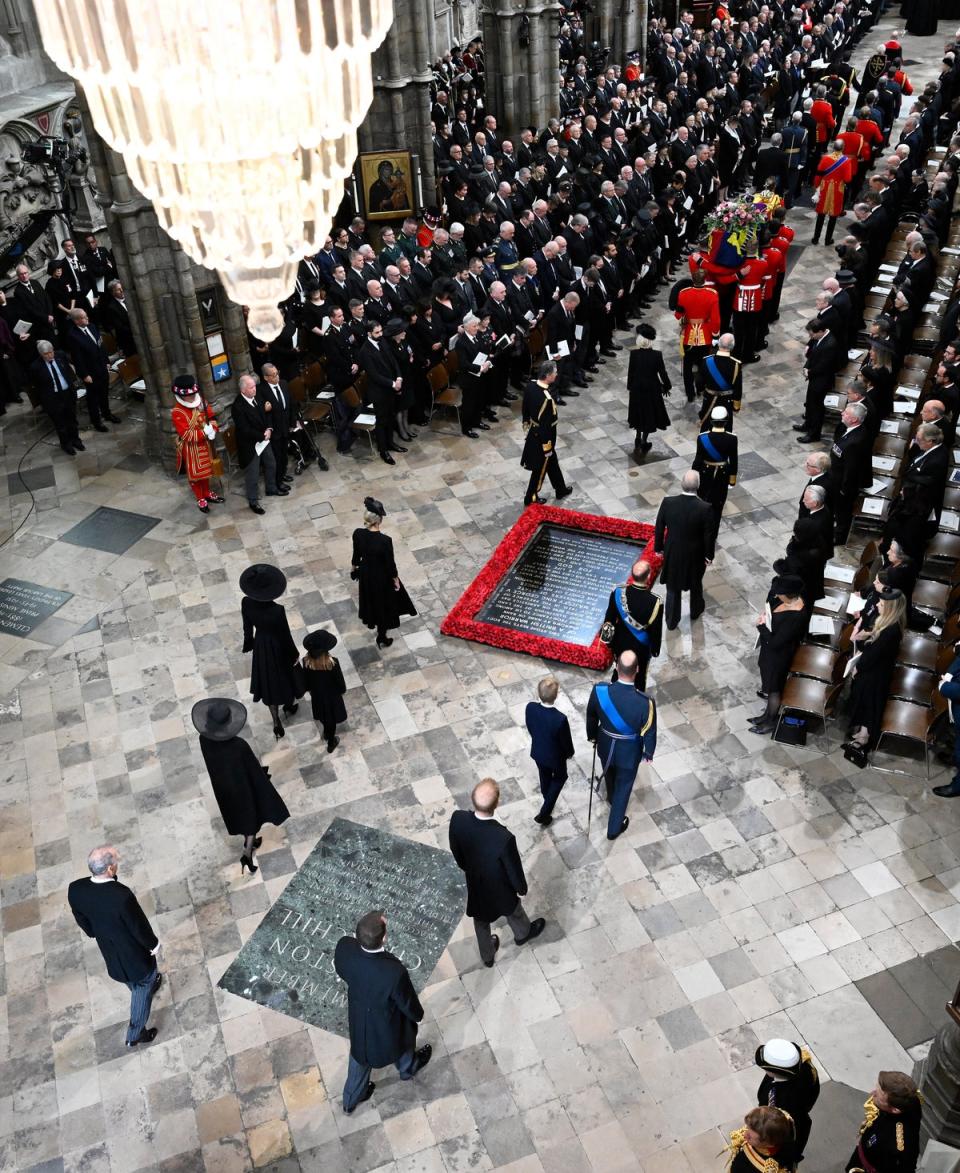 La tumba del soldado desconocido yace rodeada de amapolas en el suelo de la Abadía de Westminster (Getty Images)