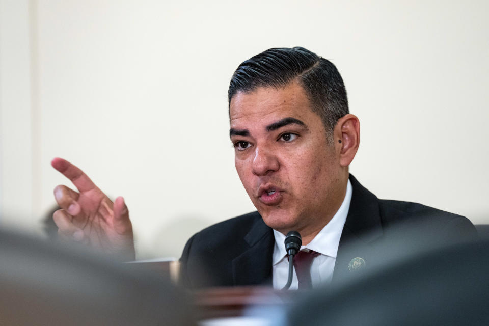 El representante Robert Garcia (demócrata de California) durante una audiencia en el Capitolio en Washington el 18 de abril de 2023. (Haiyun Jiang/The New York Times)