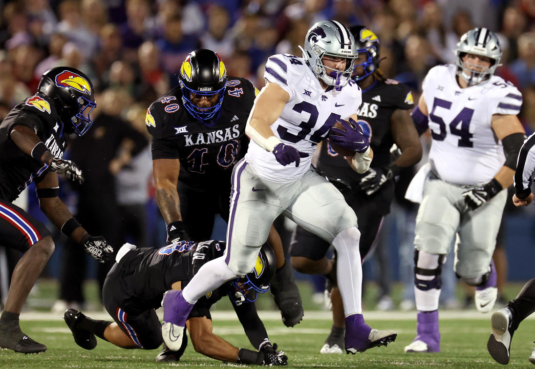 LAWRENCE, KANSAS - NOVEMBER 18:  Tight end Ben Sinnott #34 of the Kansas State Wildcats carries the ball during the 1st half of the game against the Kansas Jayhawks at David Booth Kansas Memorial Stadium on November 18, 2023 in Lawrence, Kansas. (Photo by Jamie Squire/Getty Images)