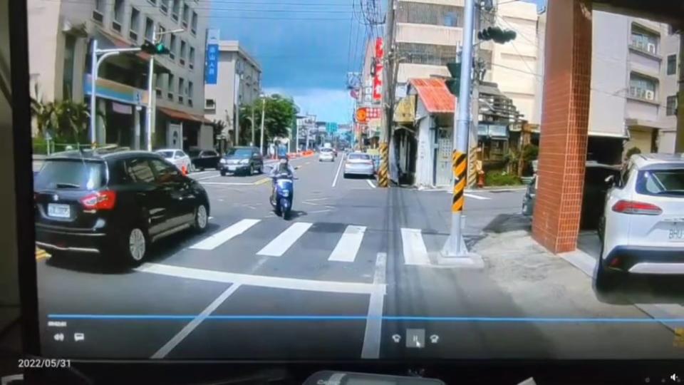 騎著藍色Yamaha Cuxi的大媽，在綠燈狀態下，突然直接從對向車道跨越雙黃線，還無懼來車，直直衝向原Po吊車停放處。(圖片來源/ 爆料公社)