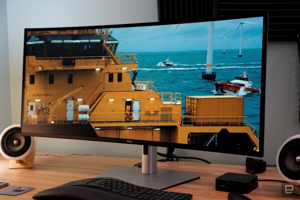 <p>Dell UltraSharp 40 ultrawide monitor</p>
