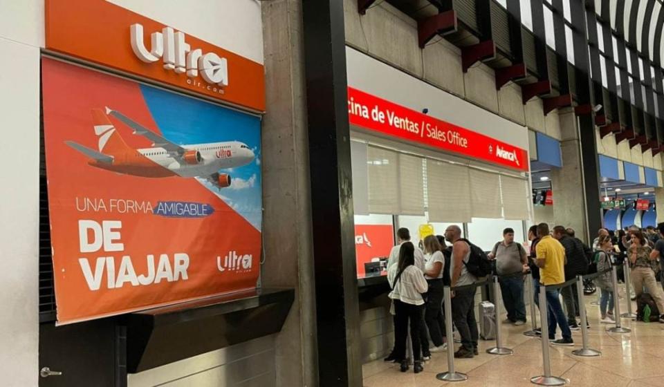 Pasajeros afectados por el cese de operaciones de Ultra Air