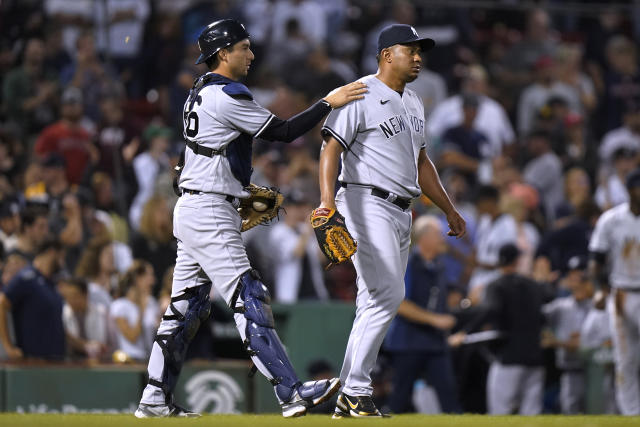 New York Yankees pitchers greeted by woman who dropped into bullpen during  game