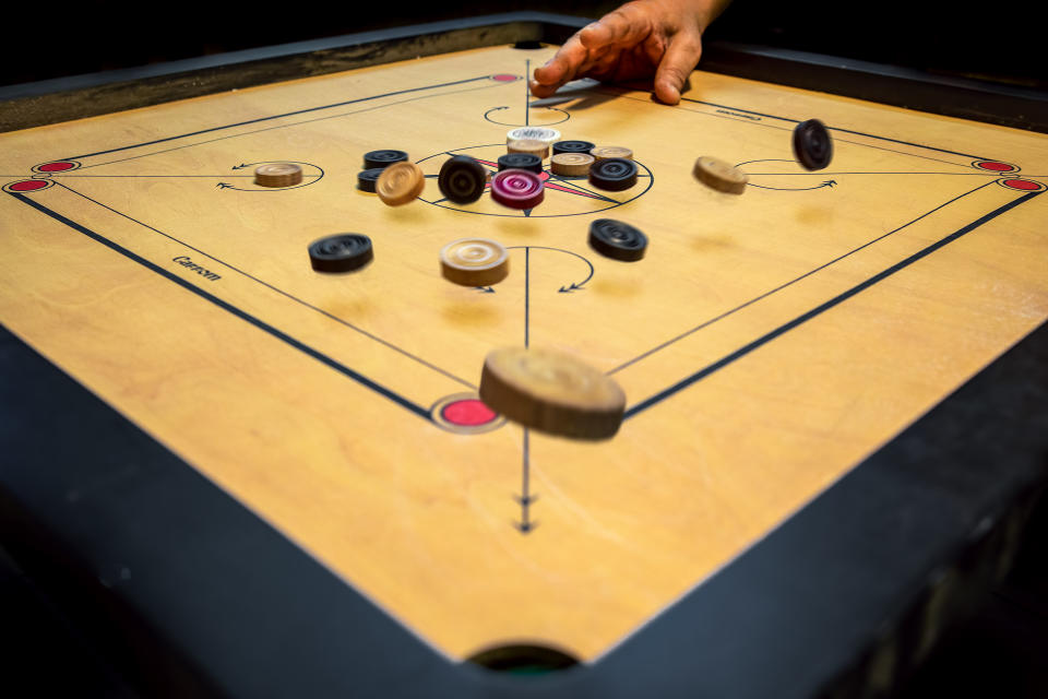 Das Runde muss ins Runde – okay, okay, die Regeln beim Carrom-Spielen sind doch etwas anspruchsvoller. (Symbolbild: Getty Images)